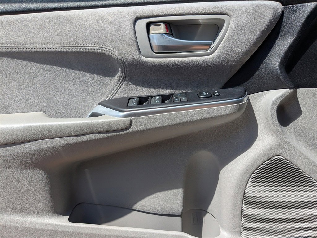 Used 2015 Toyota Camry image 29