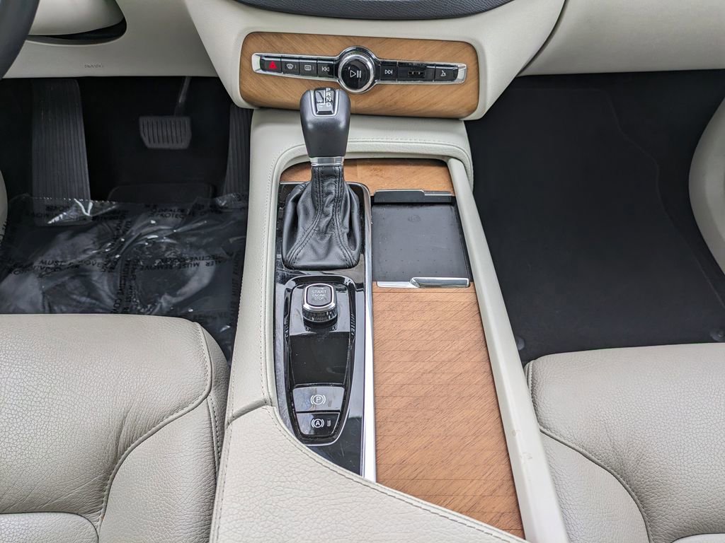 Certified 2022 Volvo XC90 T6 Momentum w/ Advanced Package image 19