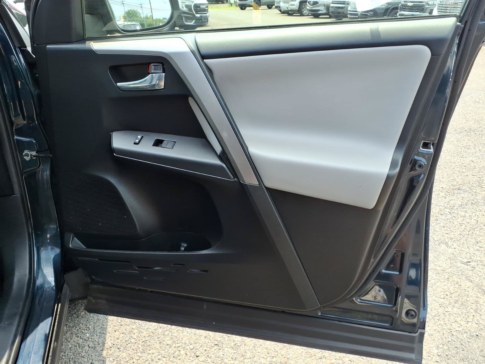 Used 2018 Toyota RAV4 XLE AWD/4WD image 26