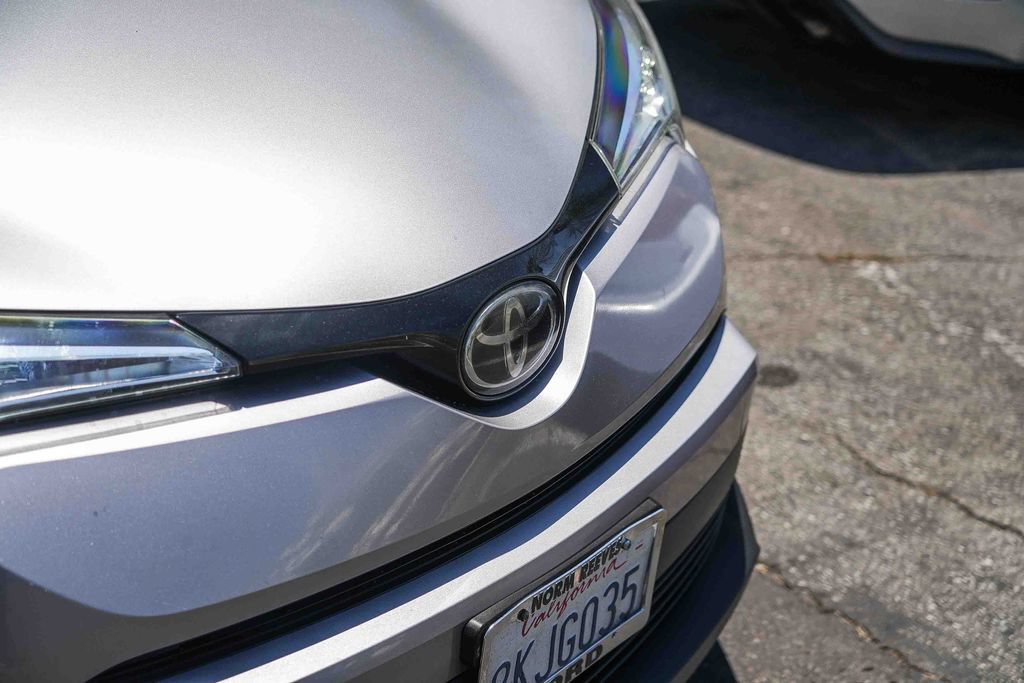 Used 2019 Toyota C-HR XLE FWD image 3