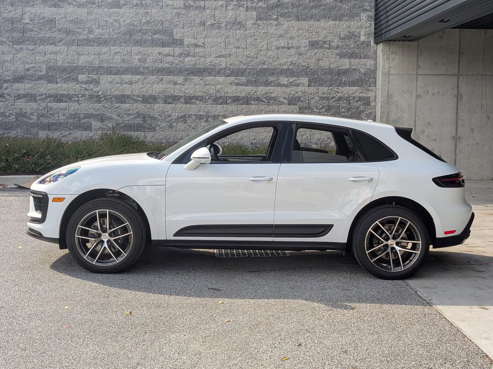 New 2026 Porsche Macan image 2