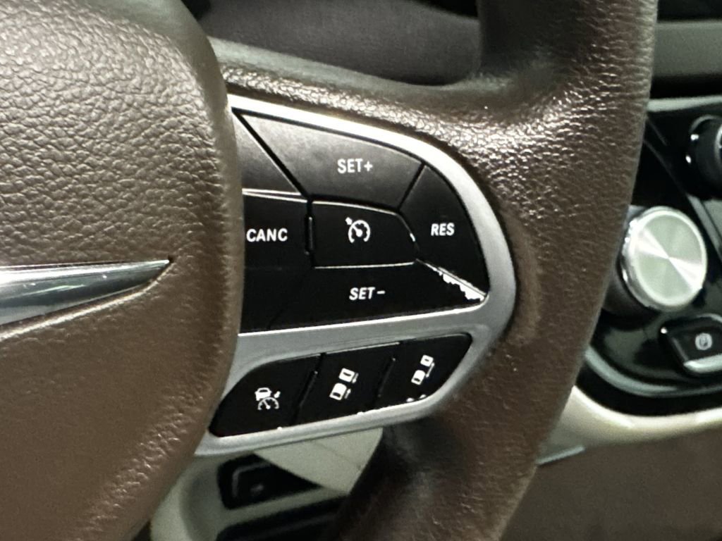 Used 2020 Chrysler Pacifica Touring w/ Advanced Safetytec Group FWD image 6