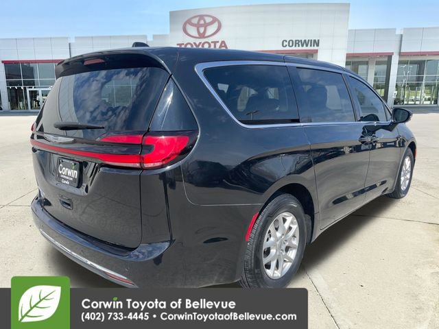 Used 2023 Chrysler Pacifica Touring-L image 5