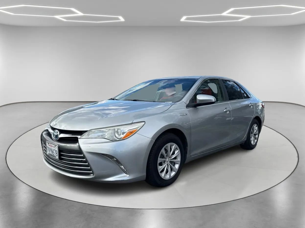 Used 2016 Toyota Camry LE image 1