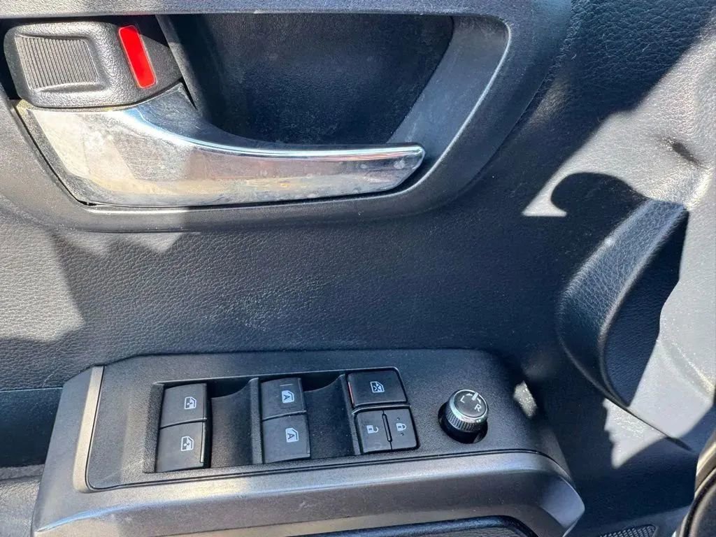 Used 2018 Toyota Tacoma TRD Off-Road w/ Technology Package image 12