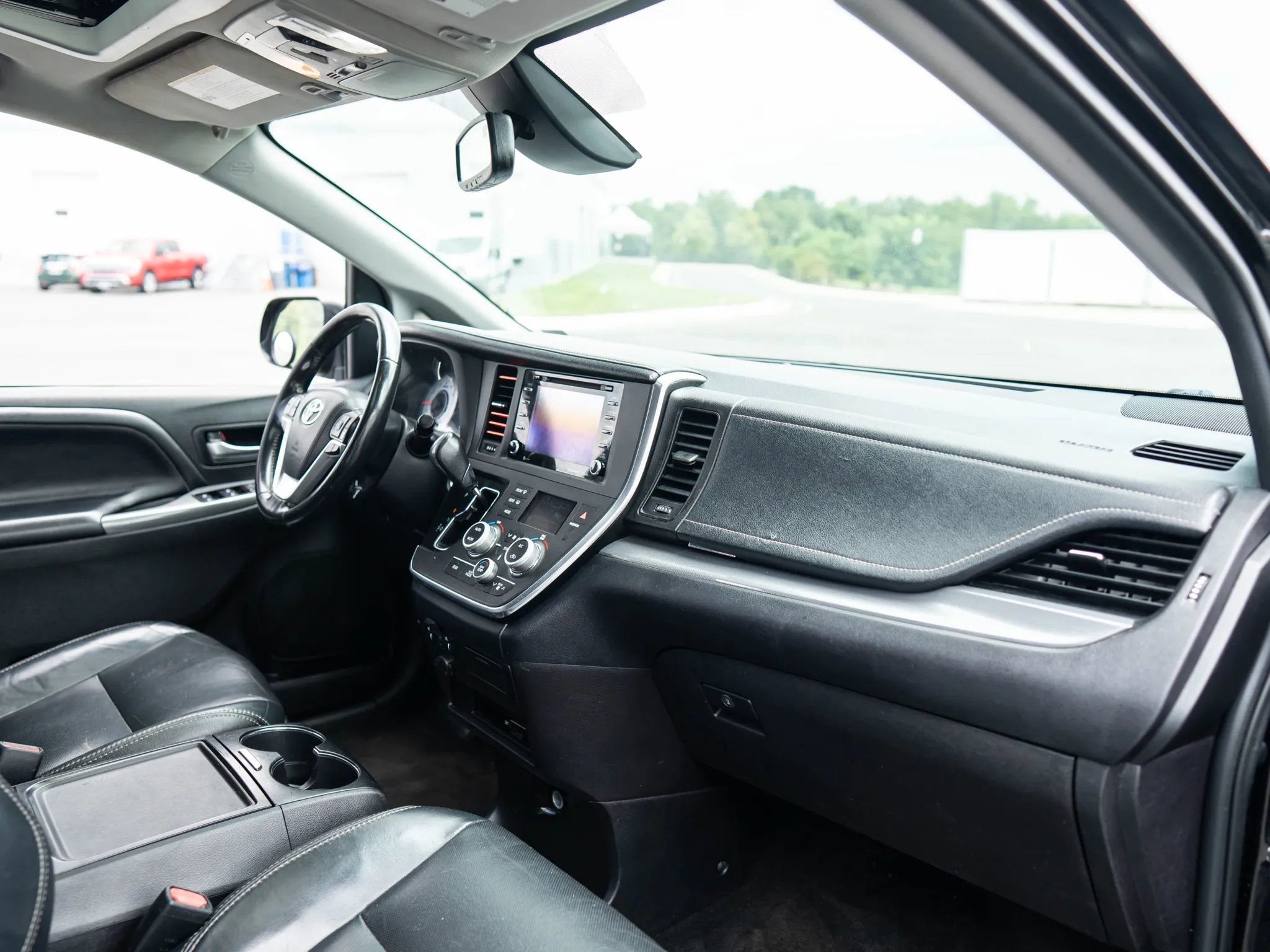 Used 2018 Toyota Sienna SE image 18