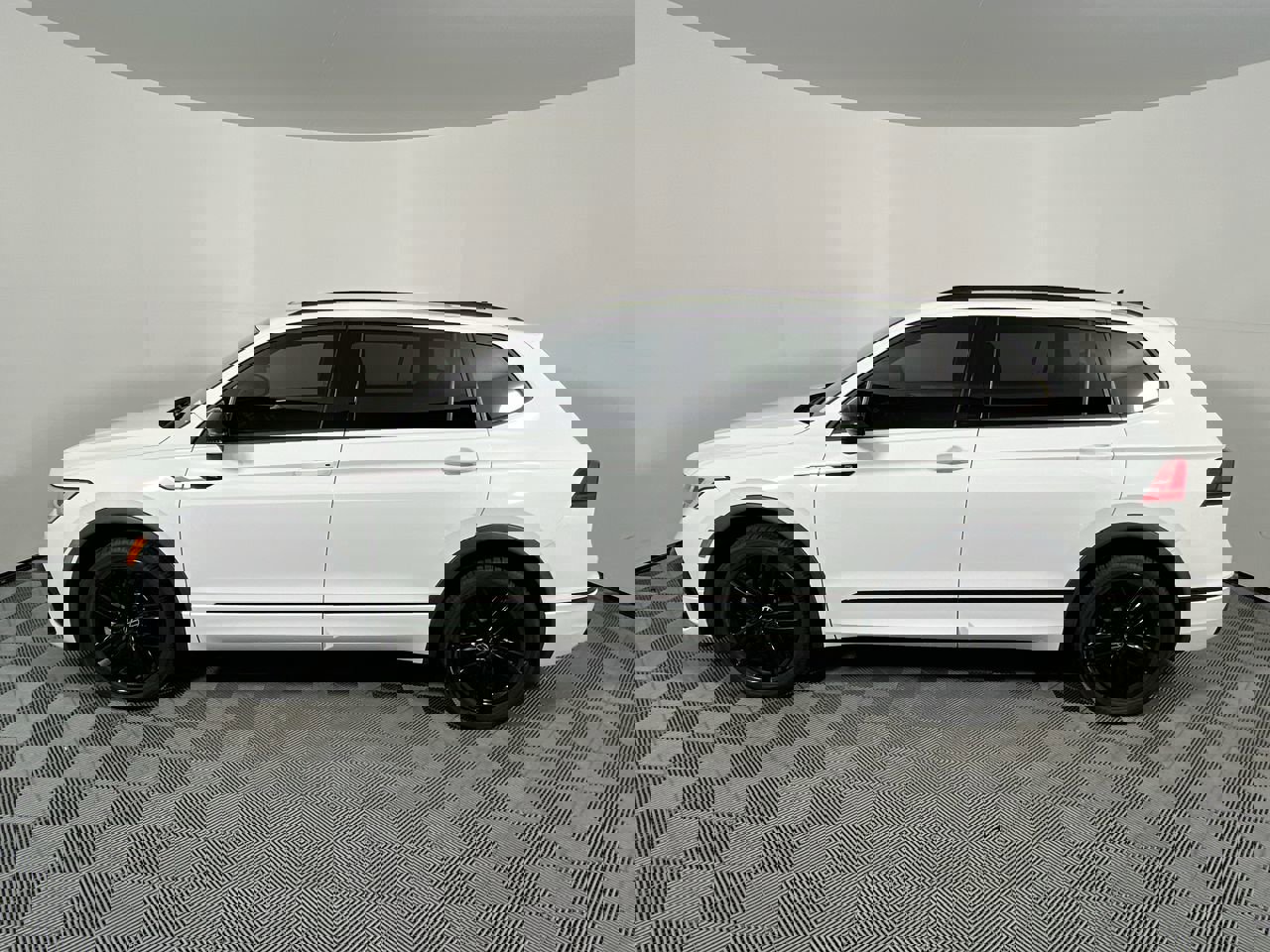 Used 2022 Volkswagen Tiguan SE R-Line image 6