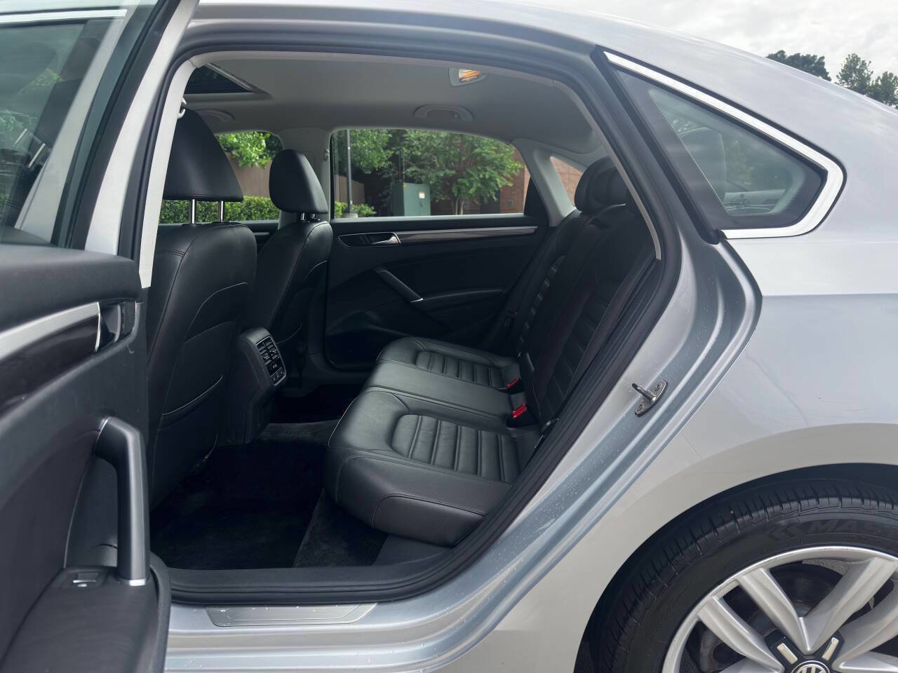 Used 2017 Volkswagen Passat 1.8T SEL Premium image 7