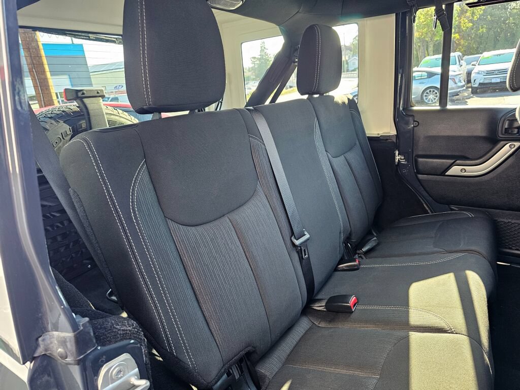 Used 2018 Jeep Wrangler Unlimited Sahara w/ Connectivity Group AWD/4WD image 13