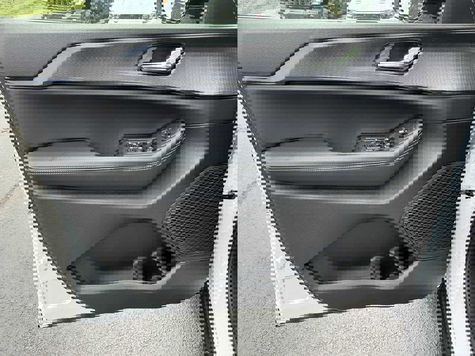 New 2025 Jeep Grand Cherokee Altitude image 6