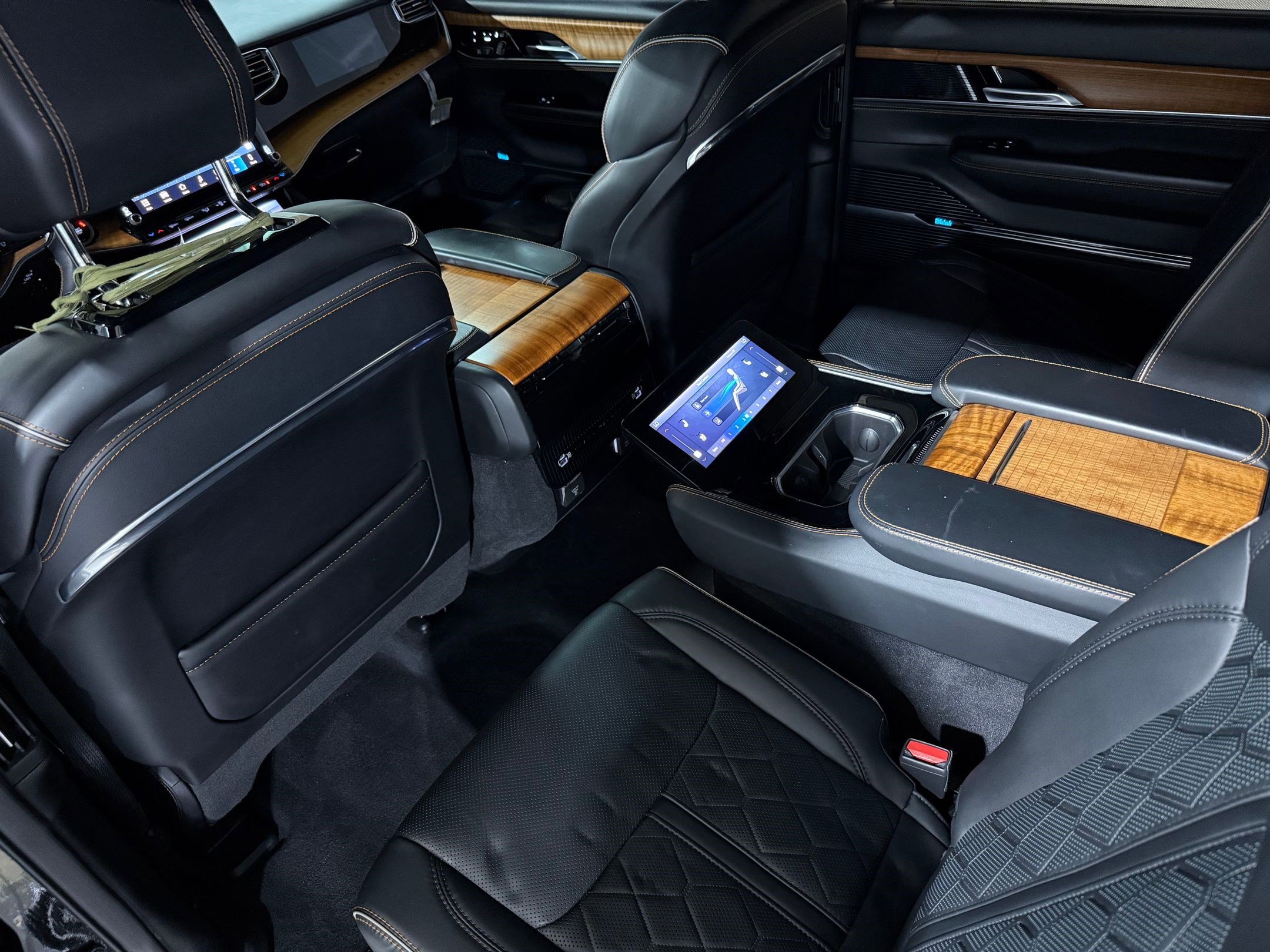 Used 2024 Jeep Grand Wagoneer Series III w/ HD Trailer Tow Package image 44