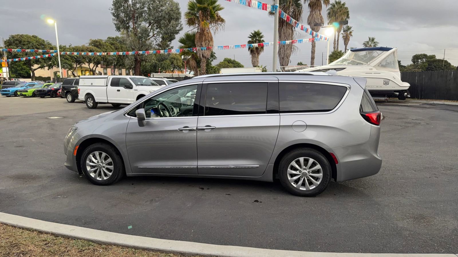 Used 2018 Chrysler Pacifica Touring-L image 5