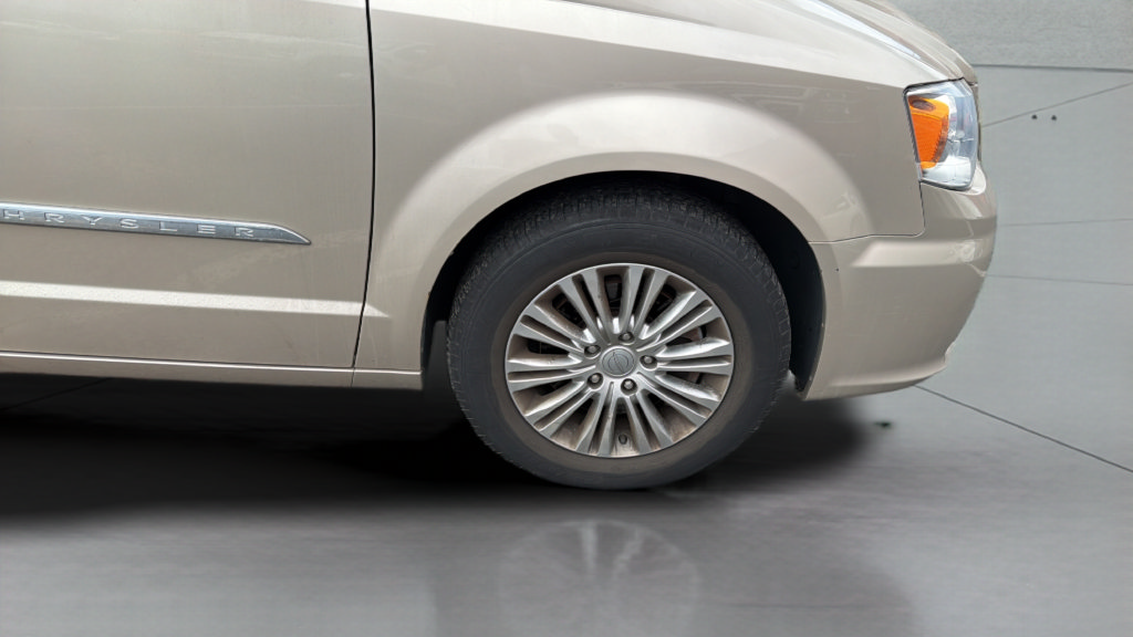 Used 2015 Chrysler Town & Country Touring-L w/ Driver Convenience Group FWD image 34