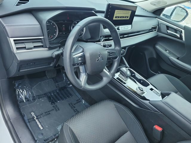 Used 2025 Mitsubishi Outlander ES FWD image 17