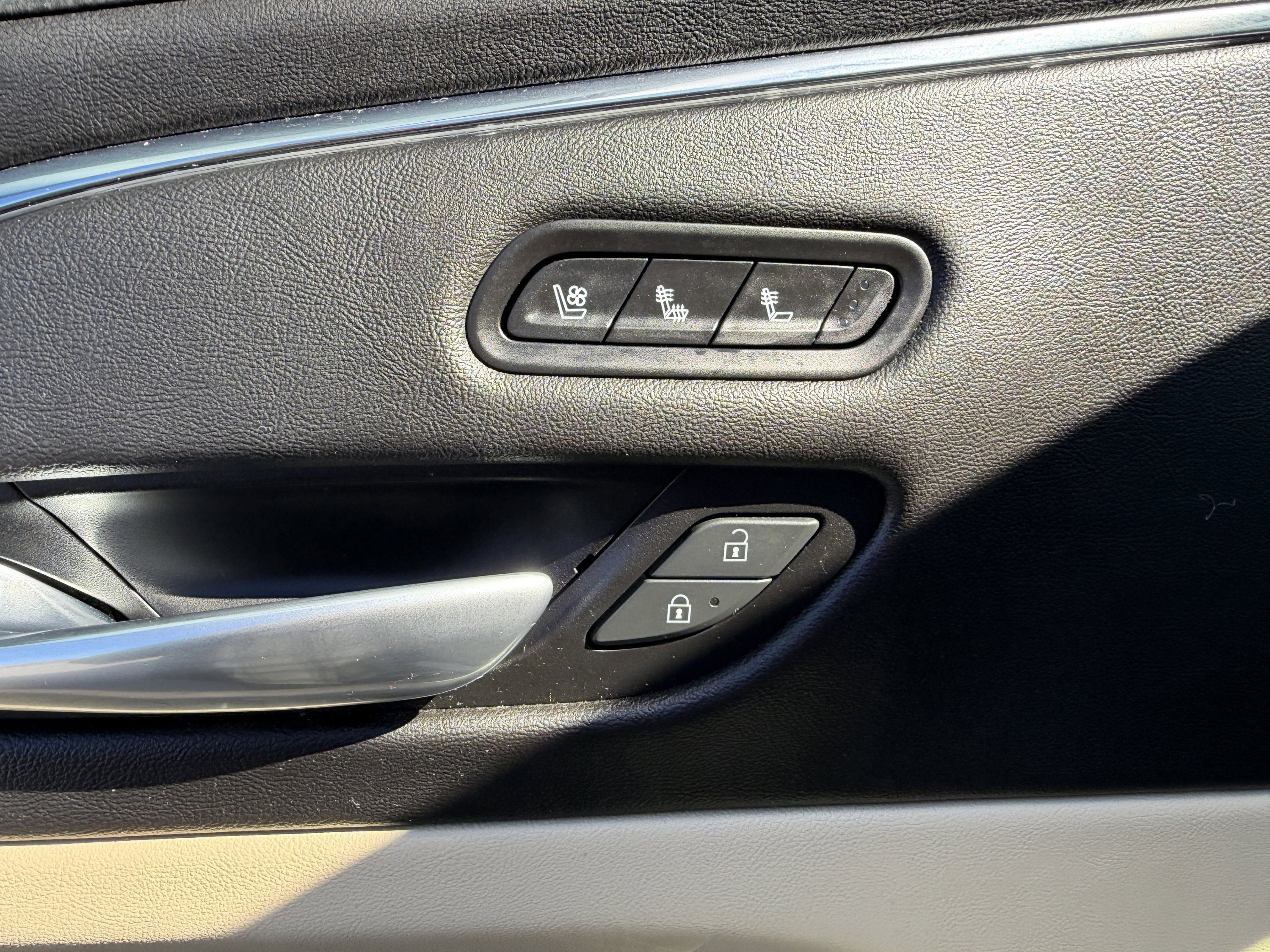 Used 2021 Cadillac Escalade ESV Premium Luxury w/ LPO, Illumination Package image 29