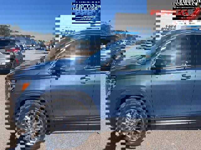 Used 2024 GMC Terrain SLT w/ Tech Package image 2