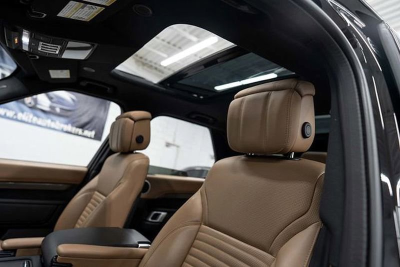 Used 2023 Land Rover Discovery S R-Dynamic image 7