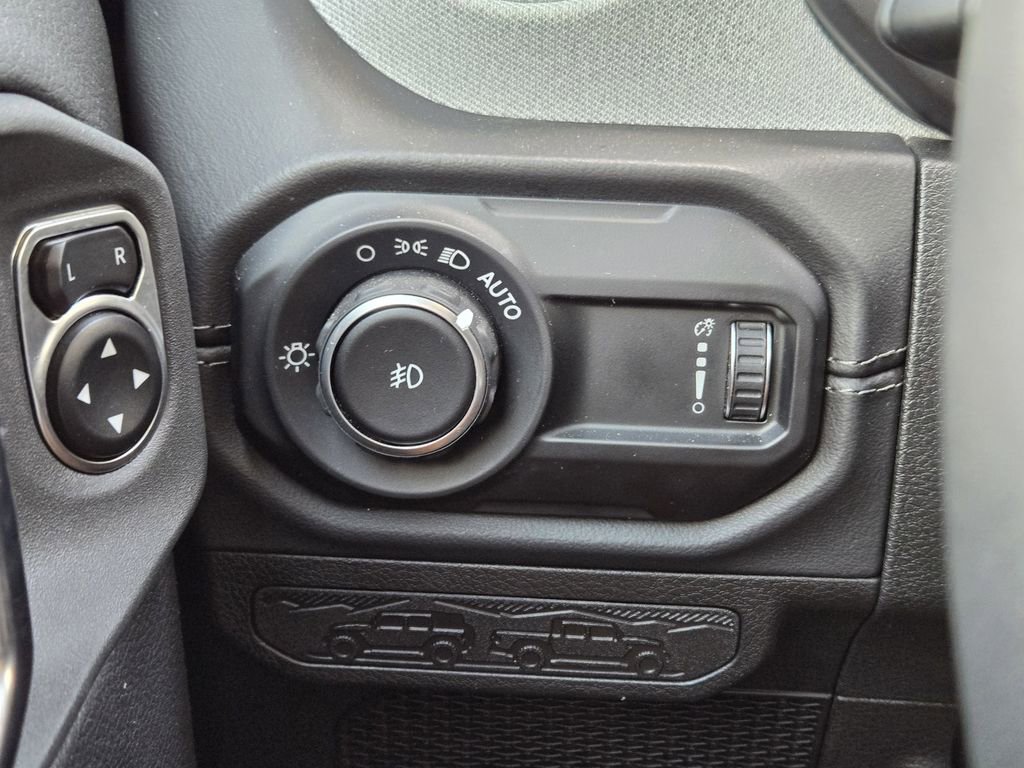 Used 2025 Jeep Wrangler Unlimited Sahara AWD/4WD image 24