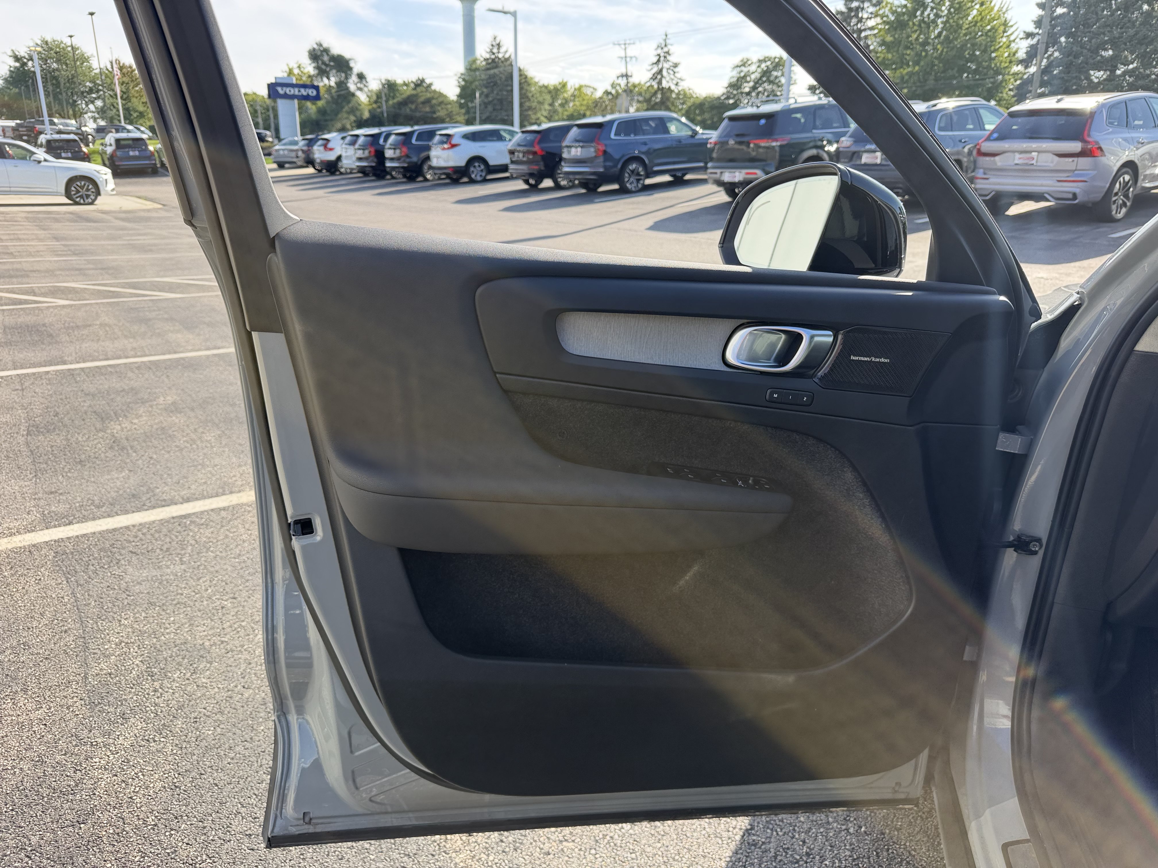 Used 2024 Volvo XC40 B5 Ultimate w/ Protection Package Premier AWD/4WD image 7