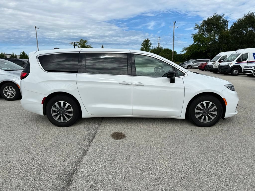 Used 2024 Chrysler Pacifica Limited FWD image 6