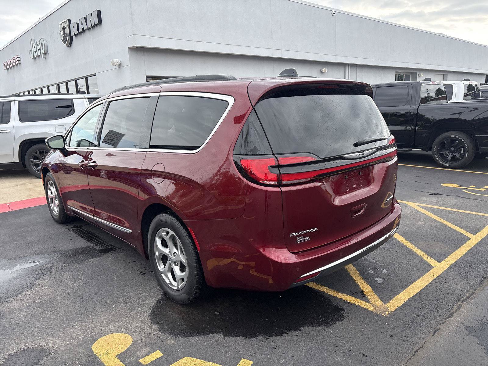 Used 2023 Chrysler Pacifica Limited FWD image 8