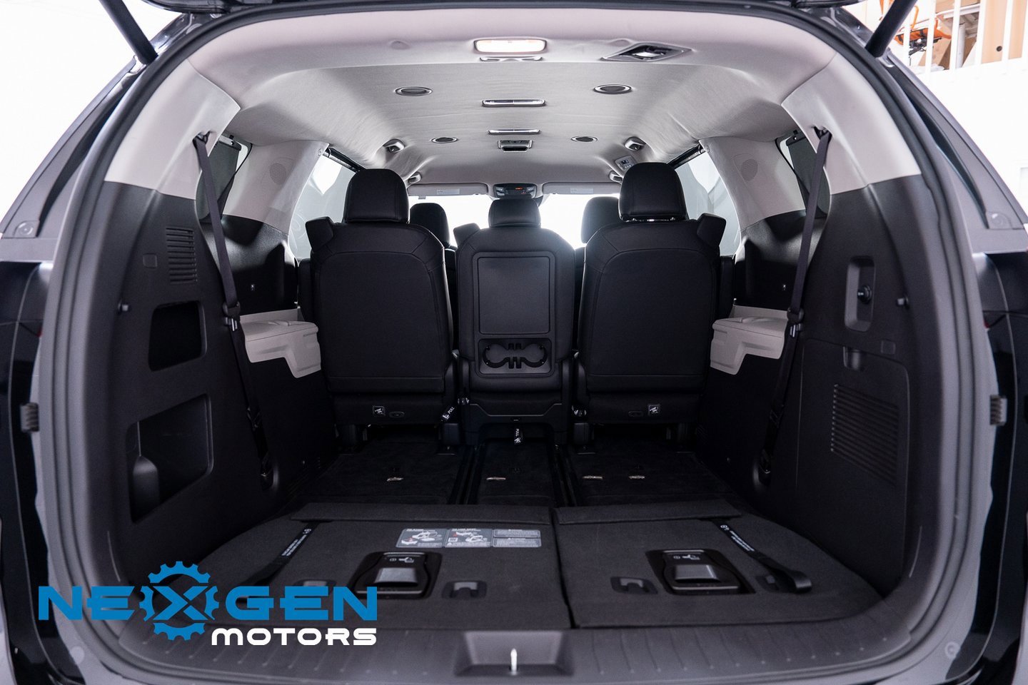 Used 2024 Kia Carnival EX image 41