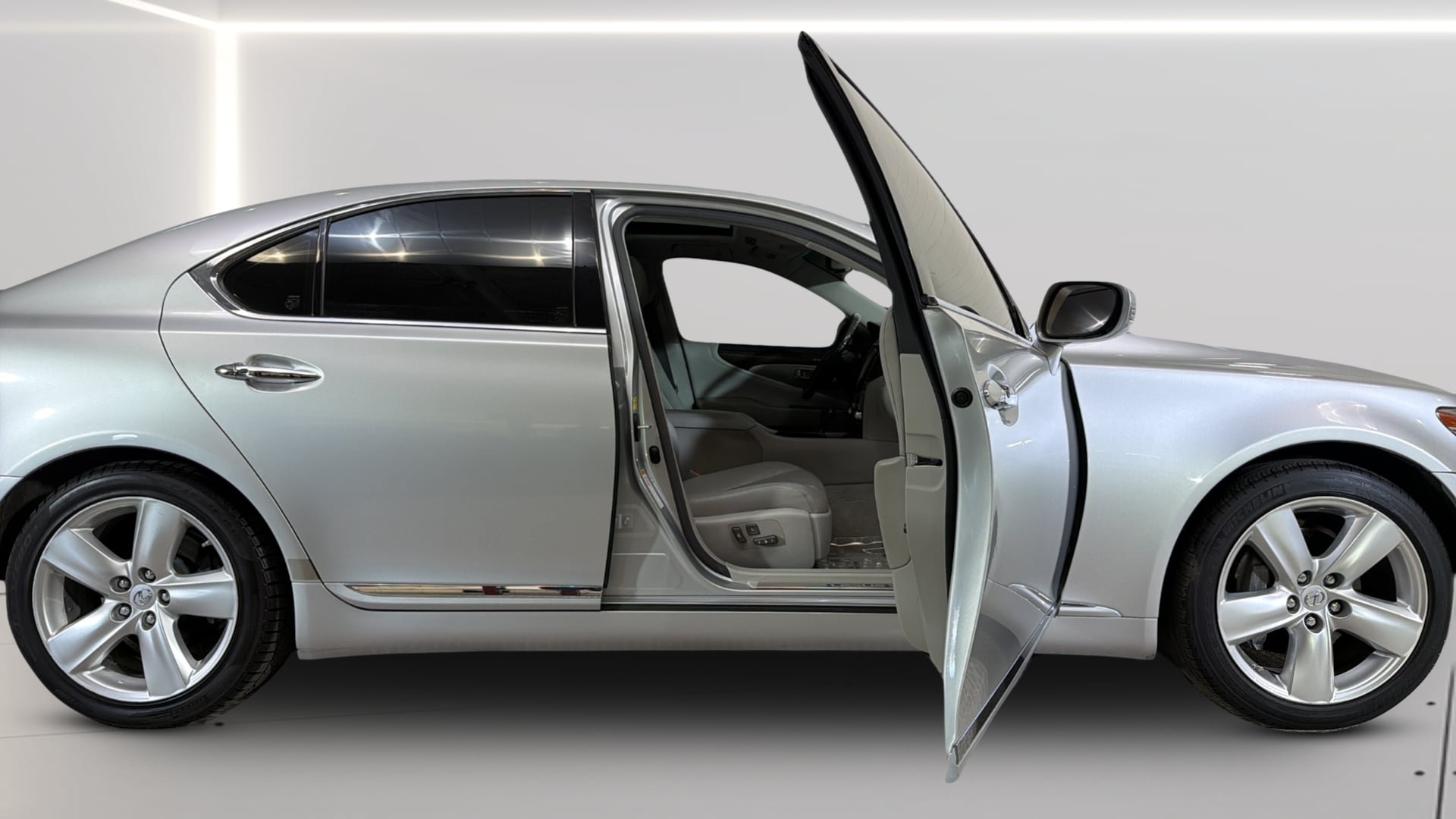 Used 2012 Lexus LS 460 w/ Luxury Value Edition RWD image 17