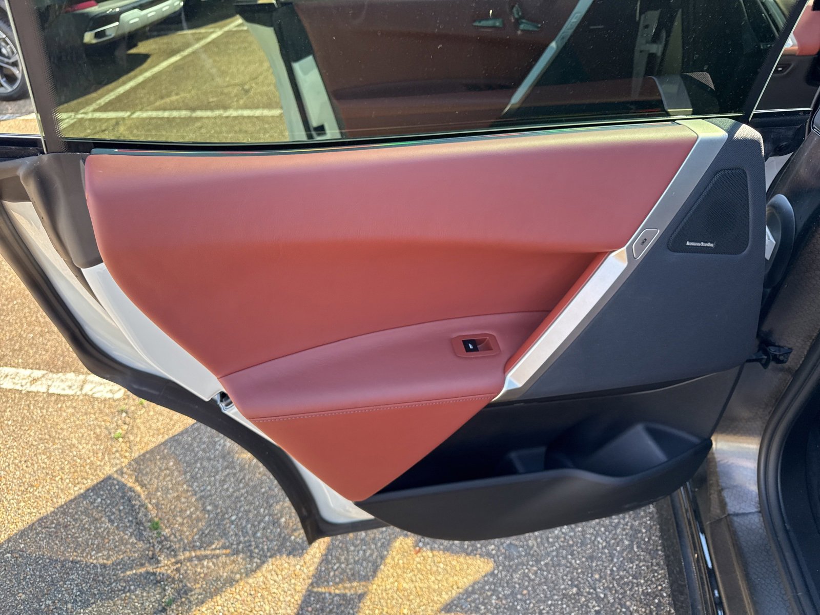 Used 2023 BMW iX xDrive50 w/ Premium Package image 10