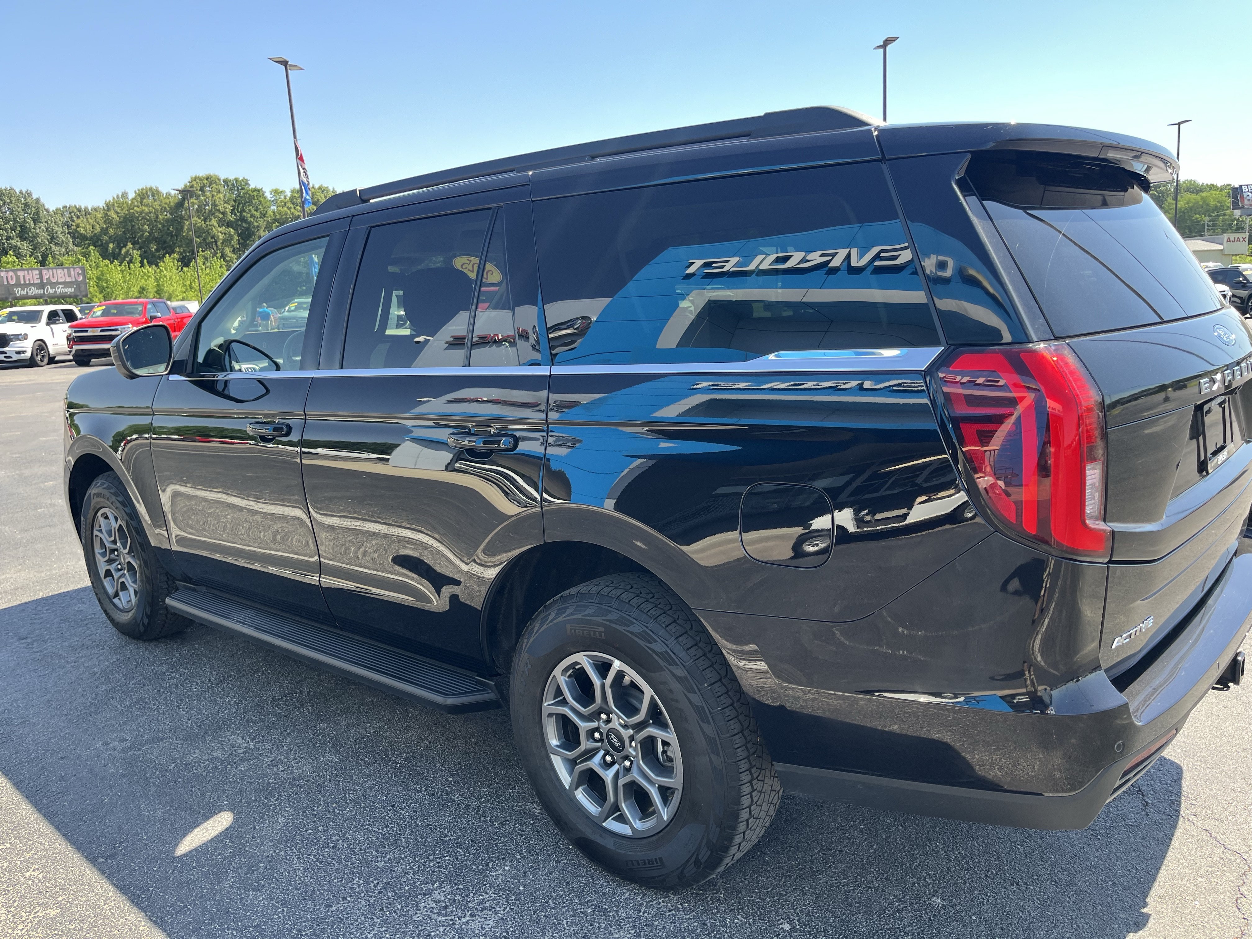 Used 2025 Ford Expedition Active AWD/4WD image 5