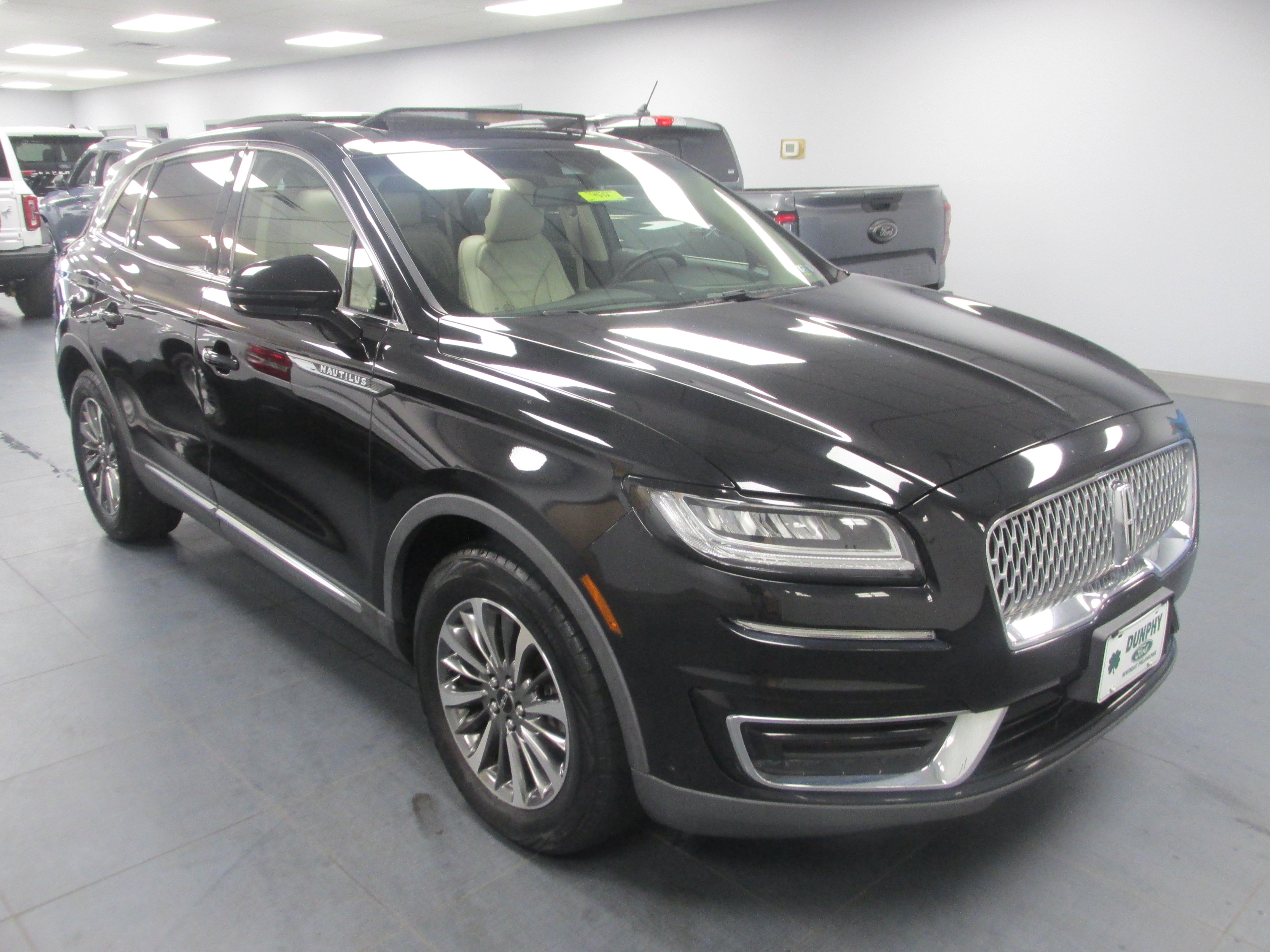 Used 2019 Lincoln Nautilus Select AWD/4WD image 3