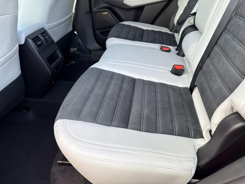 New 2025 Mitsubishi Outlander SE image 14