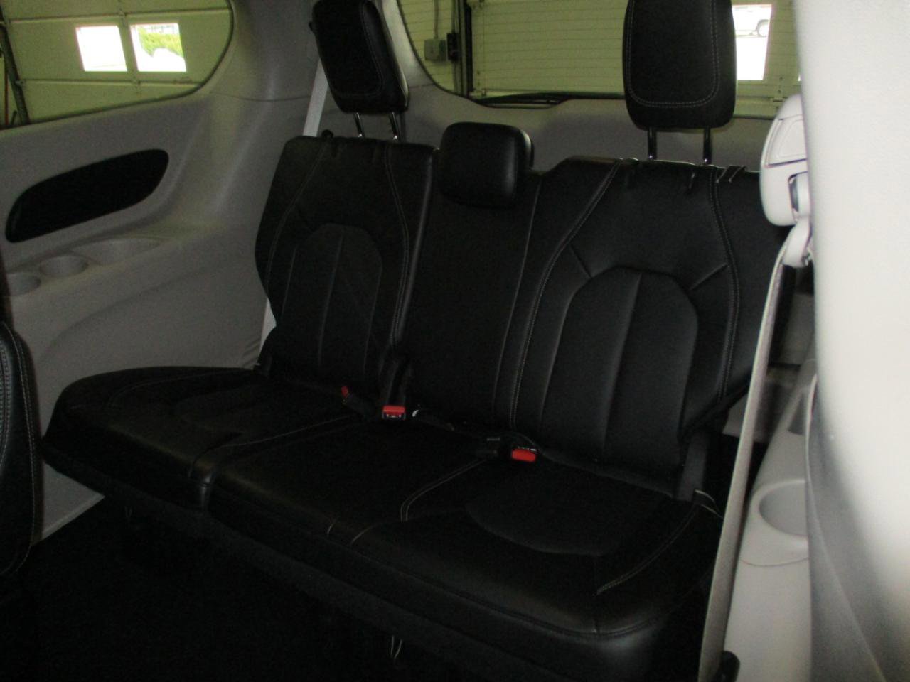 Used 2024 Chrysler Pacifica Touring-L image 11