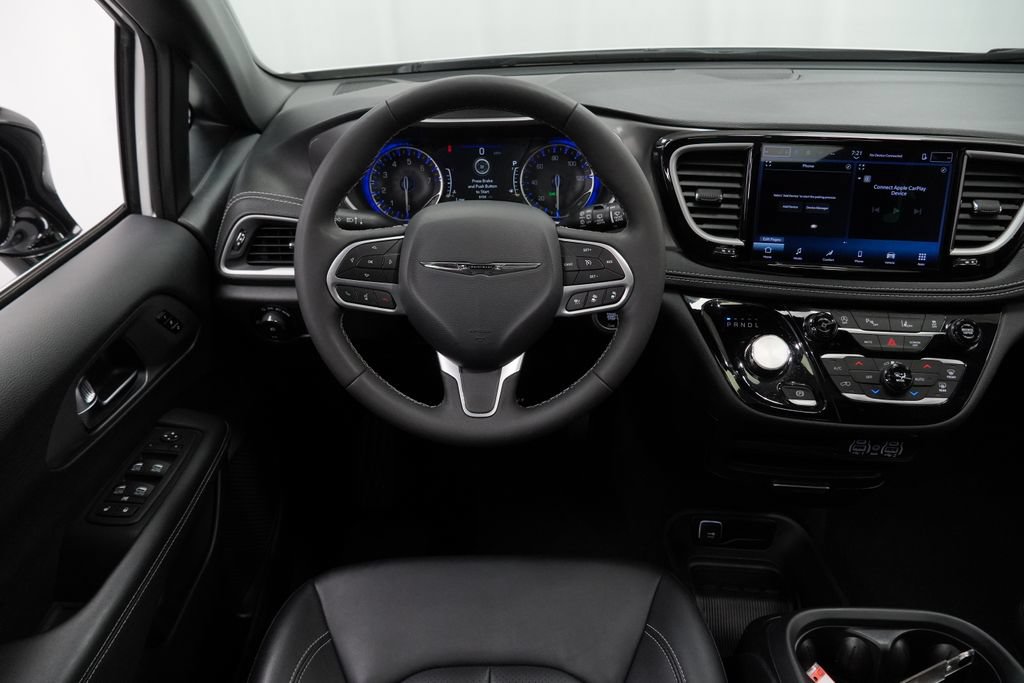 Certified 2025 Chrysler Pacifica Select AWD/4WD image 22