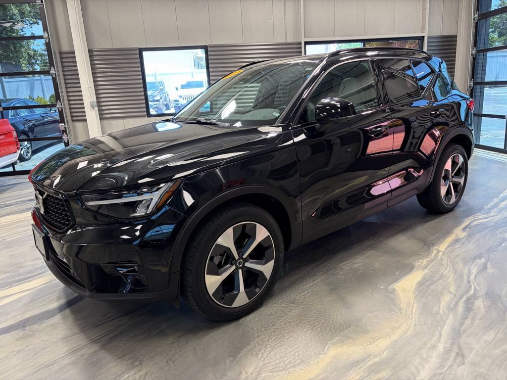 Used 2023 Volvo XC40 B5 Plus w/ Driver Assist Package AWD/4WD image 40