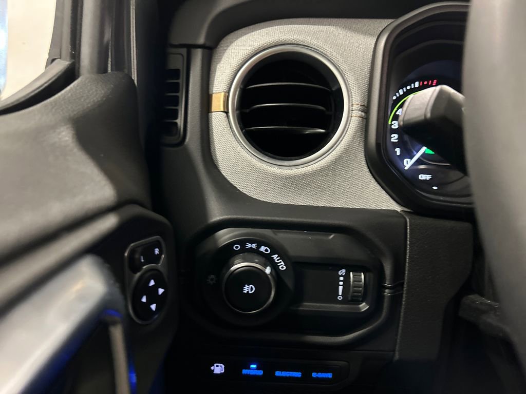 Used 2025 Jeep Wrangler Unlimited Sahara AWD/4WD image 18