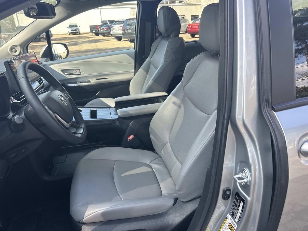 Used 2025 Toyota Sienna XLE w/ XLE Plus Package image 16
