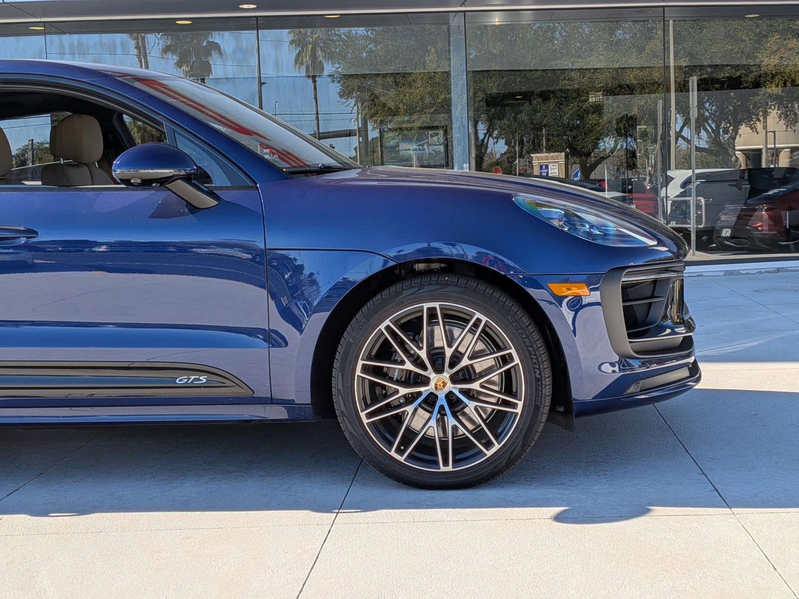 Certified 2025 Porsche Macan GTS image 9