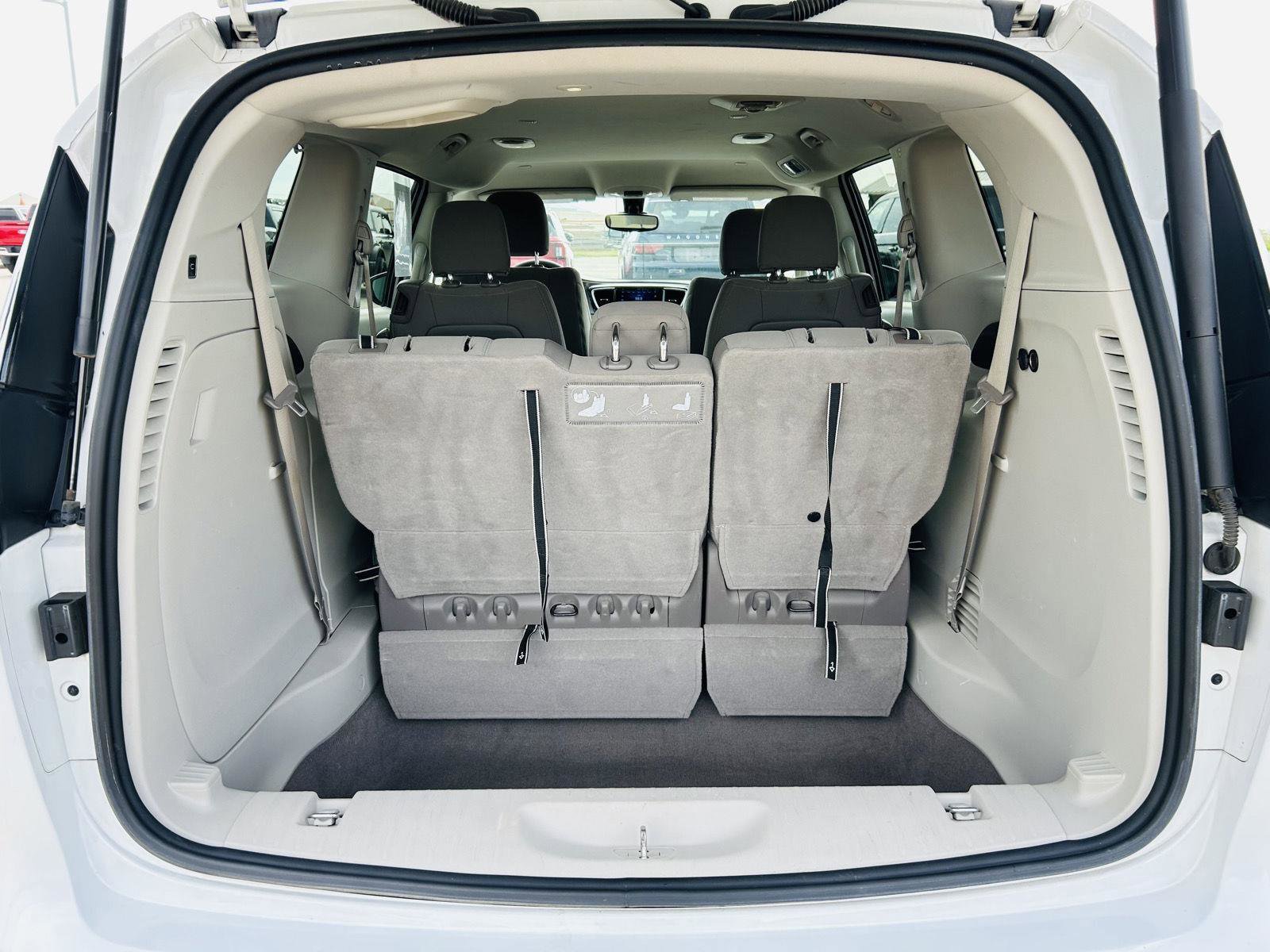 Used 2017 Chrysler Pacifica Touring w/ Tire & Wheel Group image 24