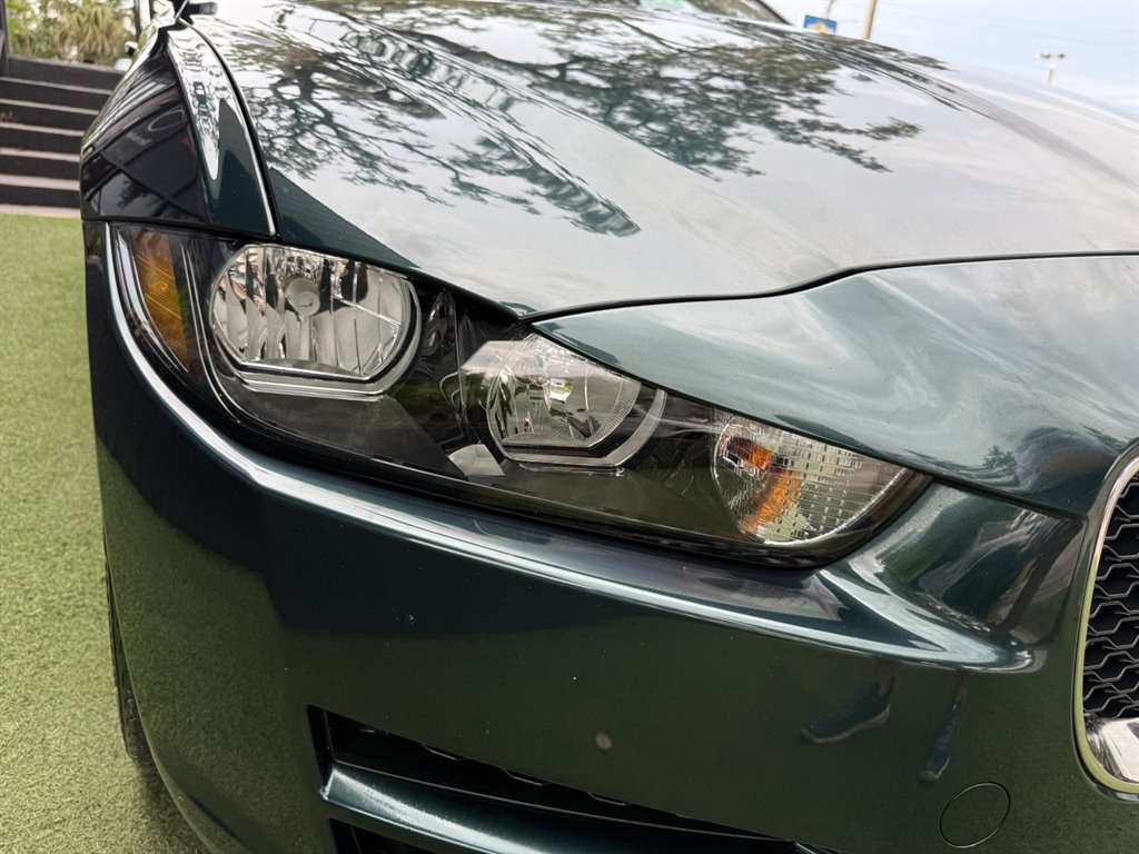 Used 2017 Jaguar XE Premium RWD image 9