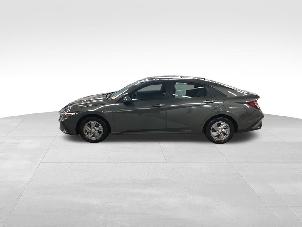 Used 2024 Hyundai Elantra SE FWD image 2