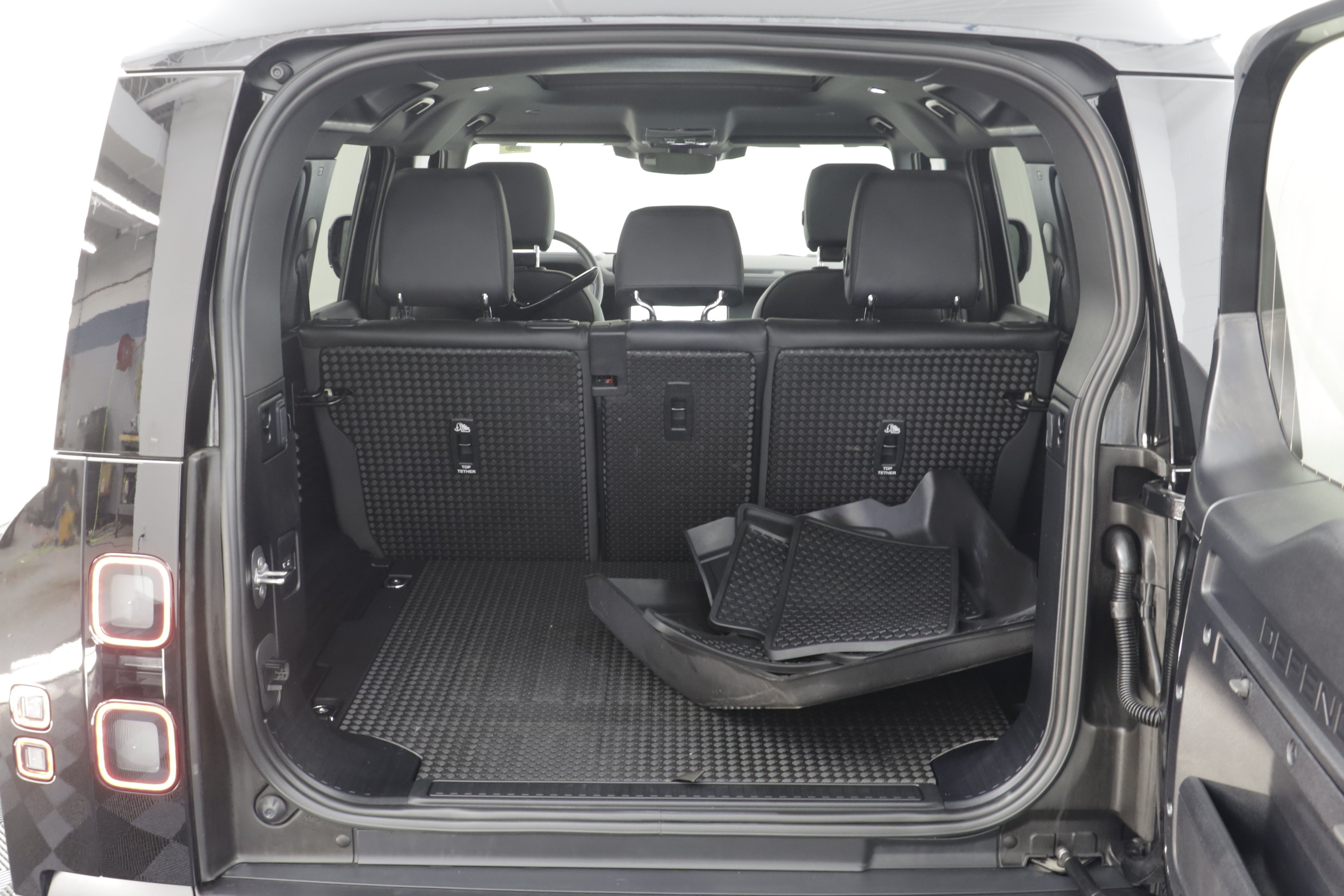 Certified 2026 Land Rover Defender 110 X-Dynamic SE AWD/4WD image 18