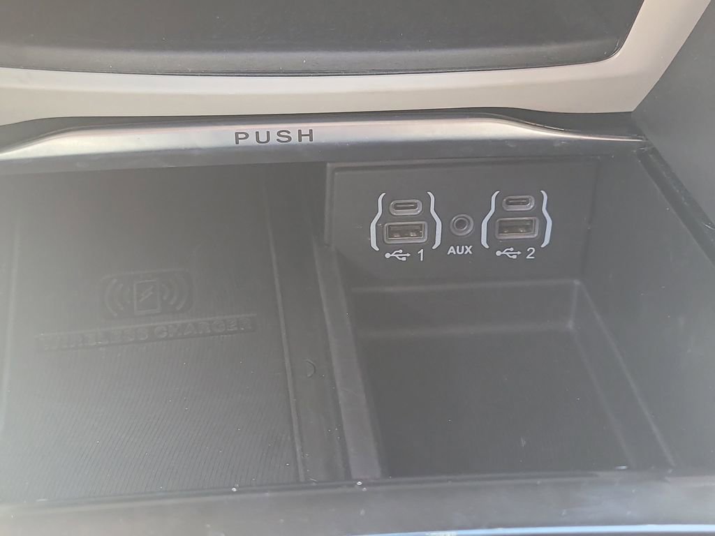 Used 2023 Chrysler Pacifica Limited image 28
