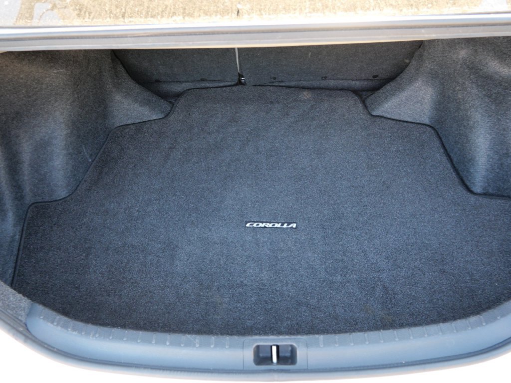 Used 2016 Toyota Corolla LE FWD image 9