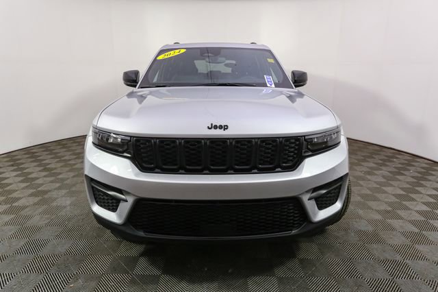 Used 2024 Jeep Grand Cherokee Altitude AWD/4WD image 4