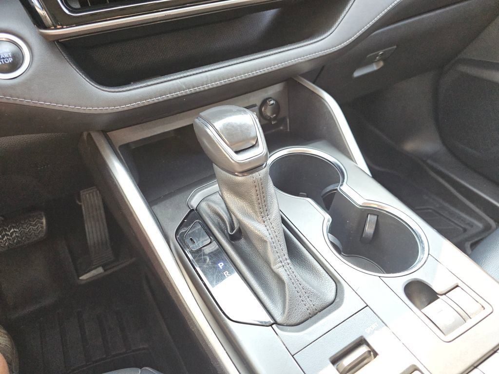 Used 2021 Toyota Highlander XLE AWD/4WD image 30