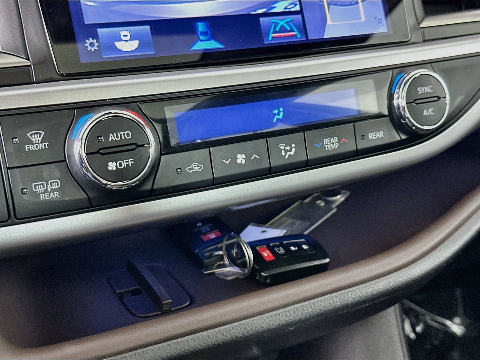 Used 2017 Toyota Highlander Limited Platinum FWD image 17