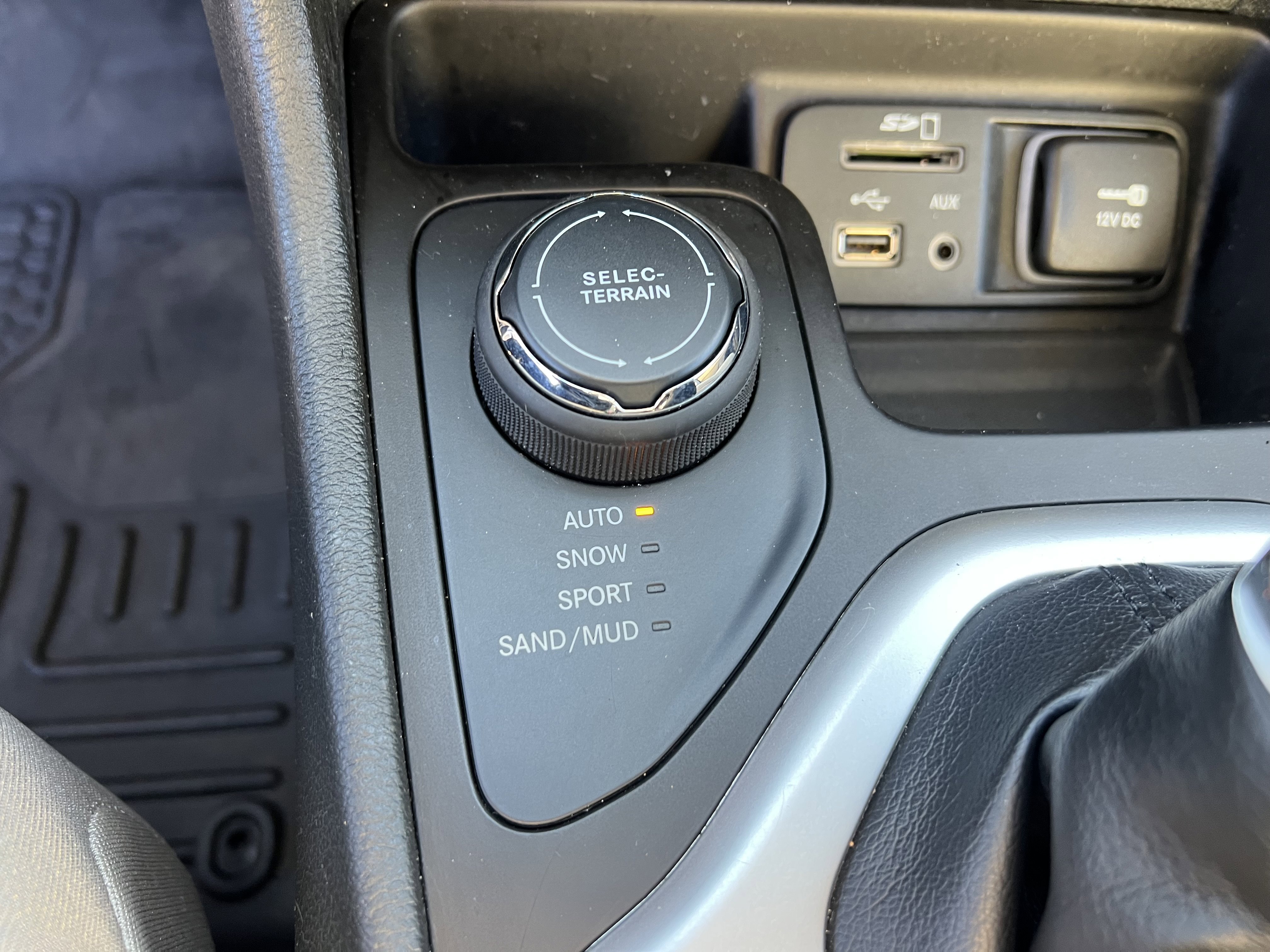 Used 2015 Jeep Cherokee Latitude w/ Comfort/Convenience Group image 26