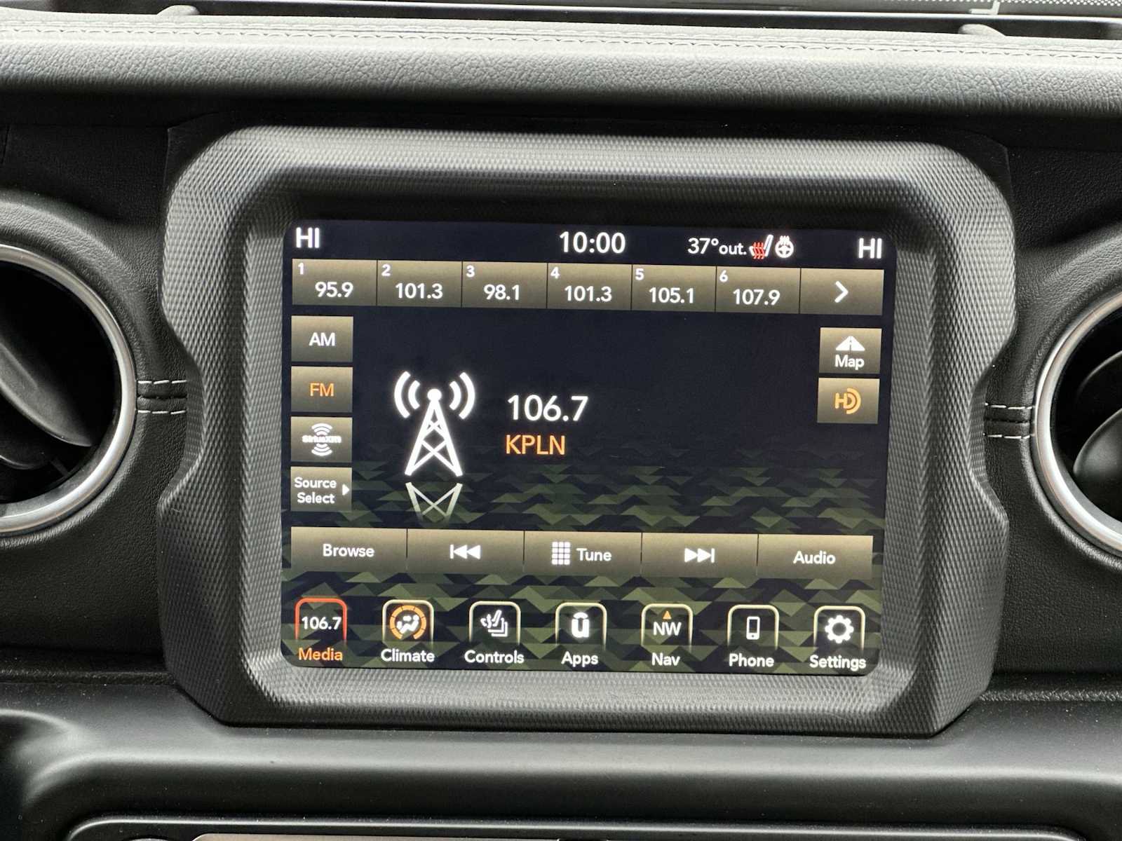 Used 2020 Jeep Gladiator Overland w/ Uconnect 4C Nav & Sound Group image 12