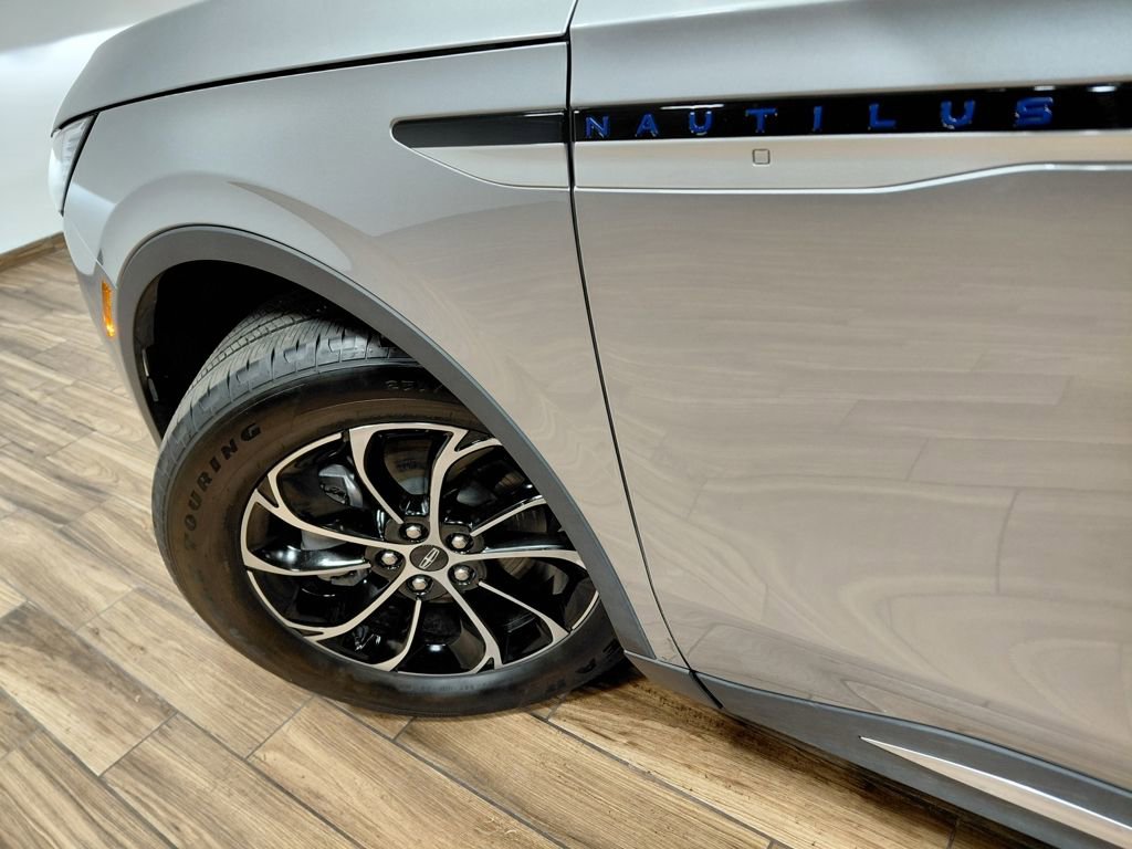 Used 2025 Lincoln Nautilus Premier image 13