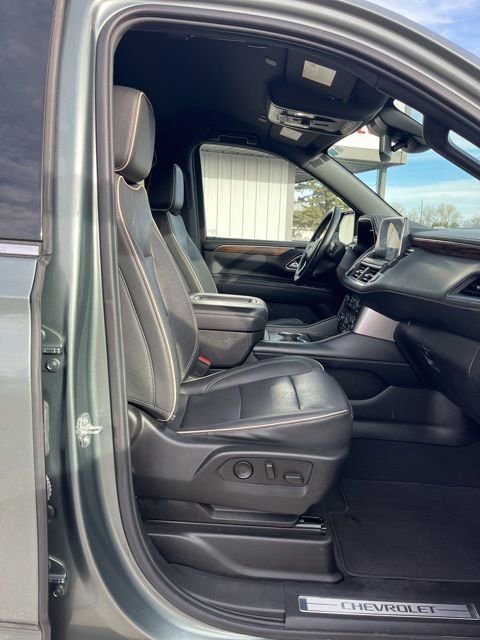 Used 2023 Chevrolet Suburban Premier AWD/4WD image 32